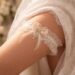 découvrez les secrets et les traditions de la jarretière de mariage, un jeu nuptial incontournable qui ajoute charme et émotions à votre cérémonie.