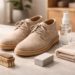 découvrez les produits recommandés pour nettoyer efficacement vos chaussures en daim et leur redonner un aspect neuf tout en protégeant leur texture délicate.