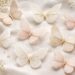 découvrez comment choisir les couleurs et styles parfaits de papillons en papier pour sublimer votre décoration de mariage avec élégance et originalité.