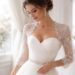 découvrez comment accessoiriser un boléro pour robe de mariée afin de créer un look éblouissant et unique lors de votre grand jour.