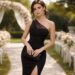 découvrez notre guide ultime pour bien choisir et accessoiriser votre robe noire en tant qu'invitée à un mariage, alliant élégance et modernité pour une tenue parfaite.
