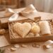 découvrez des idées tendance et originales pour choisir le cadeau parfait à offrir pour des noces de cire, symbole d'une année de mariage.