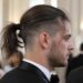 découvrez les erreurs à éviter avec la queue de cheval dégradée pour homme afin d'être élégant et parfait lors d'un mariage.